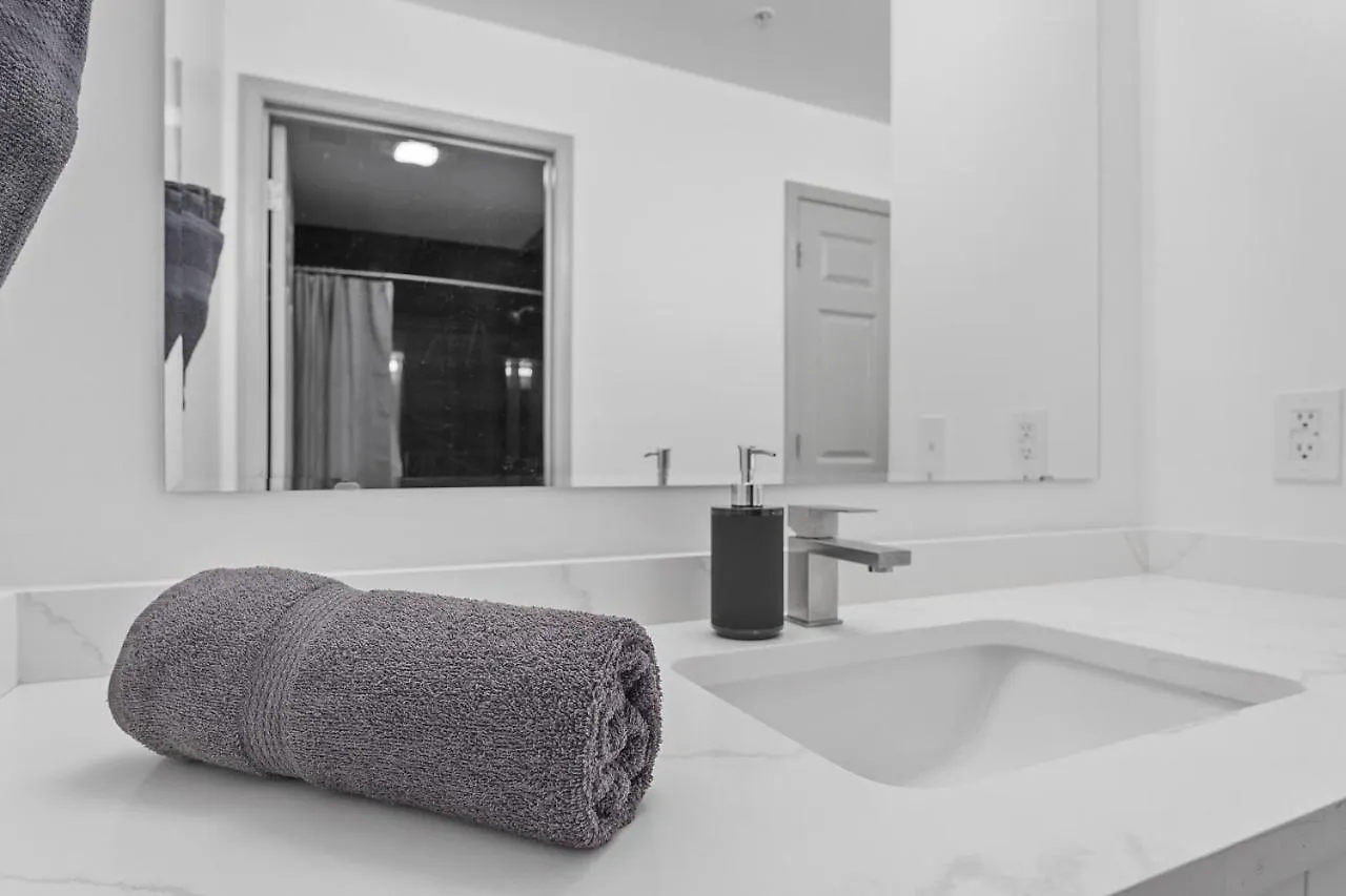 Midnight Marvel - Amazing City Views, Free Parking Charlotte Apartment